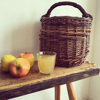 Wie man Apfelsaft für den Winter vorbereitet