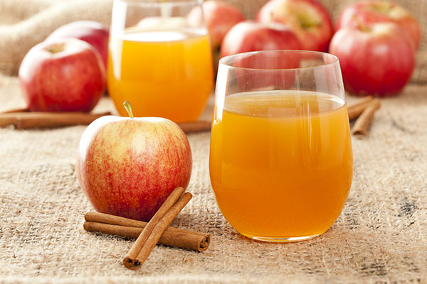 Wie man Apfelsaft für den Winter vorbereitet