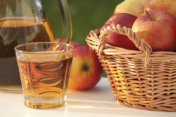 Wie man Apfelsaft für den Winter vorbereitet