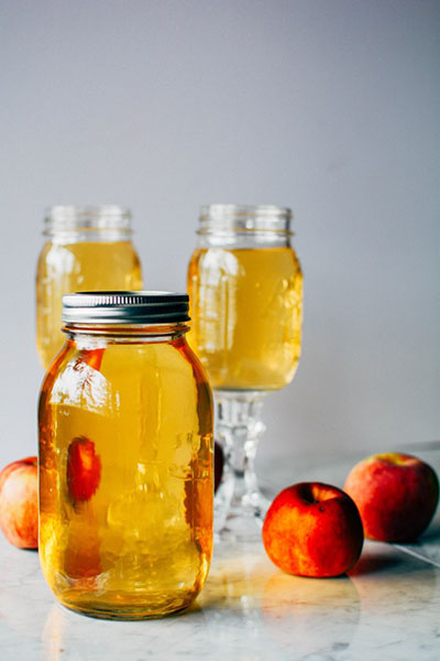 Wie man Apfelsaft für den Winter vorbereitet