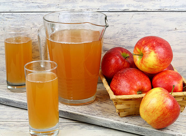 Wie man Apfelsaft für den Winter vorbereitet