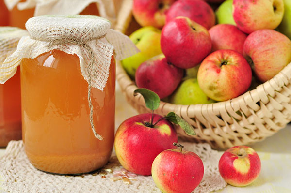Wie man Apfelsaft für den Winter vorbereitet