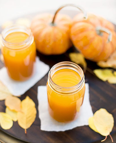 Wie man Apfelsaft für den Winter vorbereitet