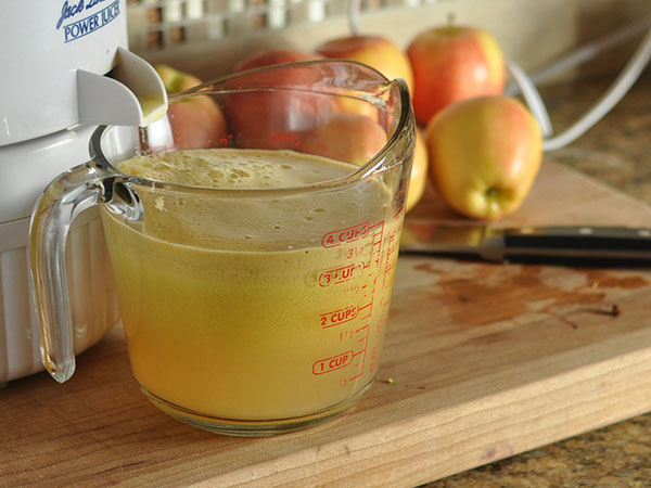 Wie man Apfelsaft für den Winter vorbereitet