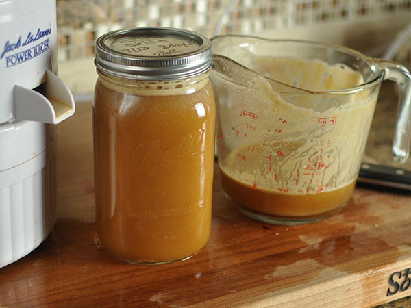 Wie man Apfelsaft für den Winter vorbereitet