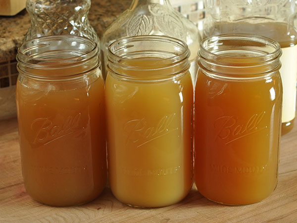 Wie man Apfelsaft für den Winter vorbereitet