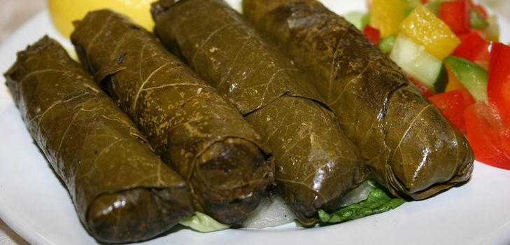 Wie man Weinblätter für Dolma einlegt
