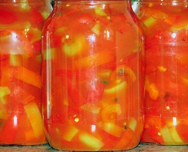 Salat von Tomaten und Zucchini
