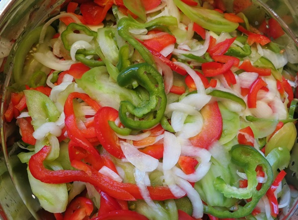 Vorspeise von Tomaten für den Winter Finger lecken: keine Marinade und Sterilisation, mit Peperoni und Reis - Rezept Snacks aus grünen Tomaten