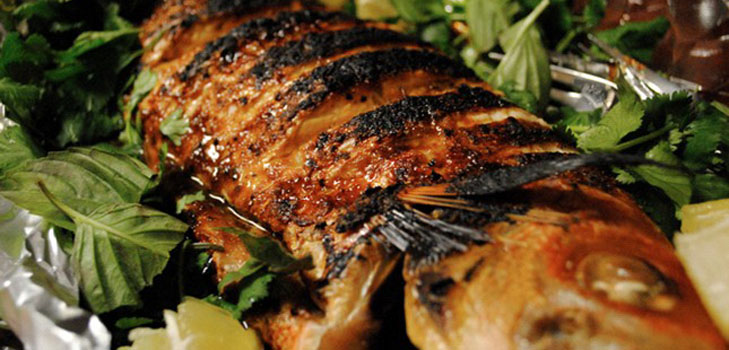 Gebackener Fisch im Ofen unter der zarten Sauce