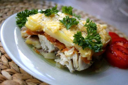 Gebackener Fisch im Ofen unter der zarten Sauce