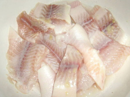 Gebackener Fisch im Ofen unter der zarten Sauce