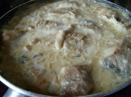 Gebackener Fisch im Ofen unter der zarten Sauce