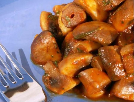 Gebratene weiße Pilze in verschiedenen Gerichten