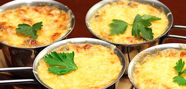 Julienne mit Hühnchen und Pilzen: Wie man zu Hause kocht