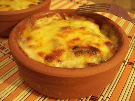 Julienne mit Hühnchen und Pilzen: Wie man zu Hause kocht