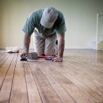 Wie man einen Holzboden nivelliert Wie man einen Holzboden nivelliert