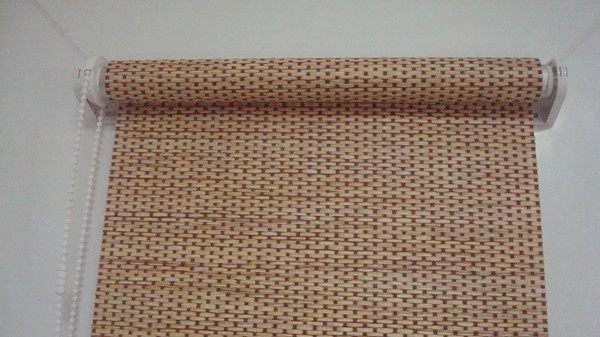 Rollos an Fenstern