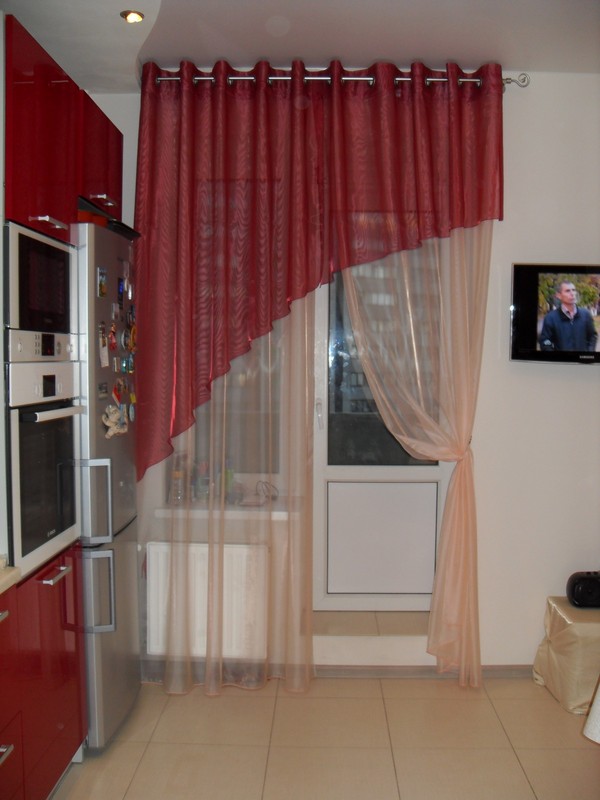 Moderne Gardinen in der Küche mit einem Foto