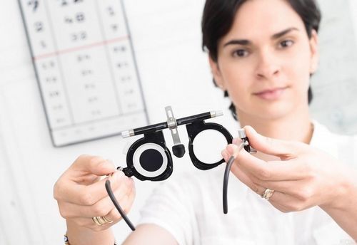 Schwarze Punkte vor deinen Augen: Sind sie gefährlich?