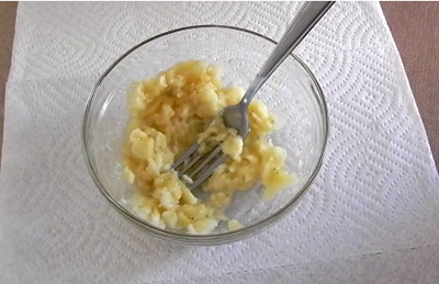 Erhebe die Banane Spülen Sie die Banane gründlich mit einer Gabel ab