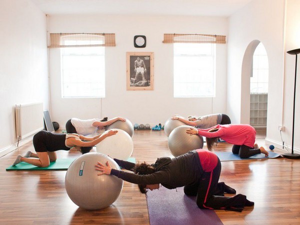 Effektive Gymnastik für schwangere Frauen auf fitball