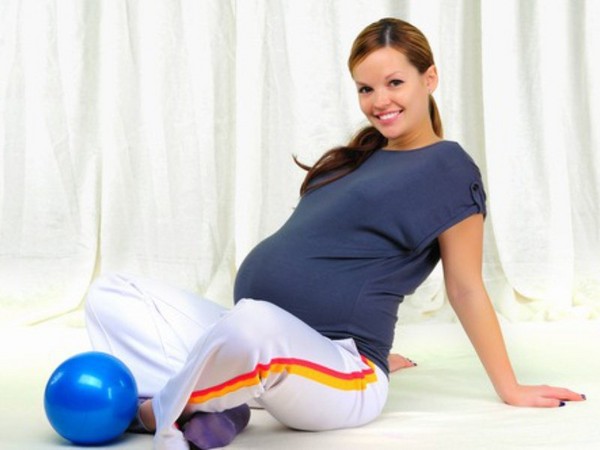 Effektive Gymnastik für schwangere Frauen auf fitball