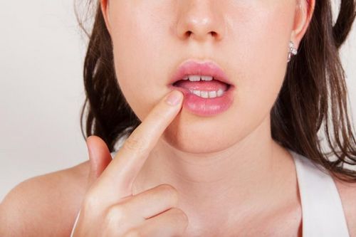 Rezepte zur Behandlung von Erkältungen auf den Lippen
