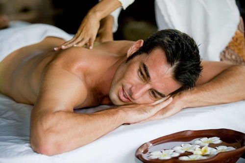 Wie mache ich eine entspannende Rückenmassage für Männer