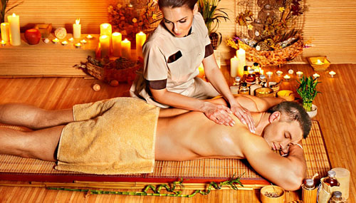 Wie mache ich eine entspannende Rückenmassage für Männer