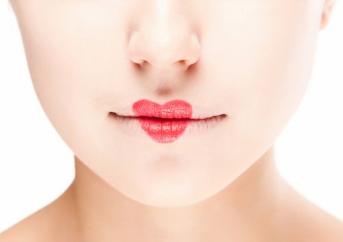  Eine schnelle und effektive Behandlung von Erkältungen auf den Lippen: einfache Rezepte