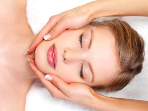 Gesichtsmassage aus Falten