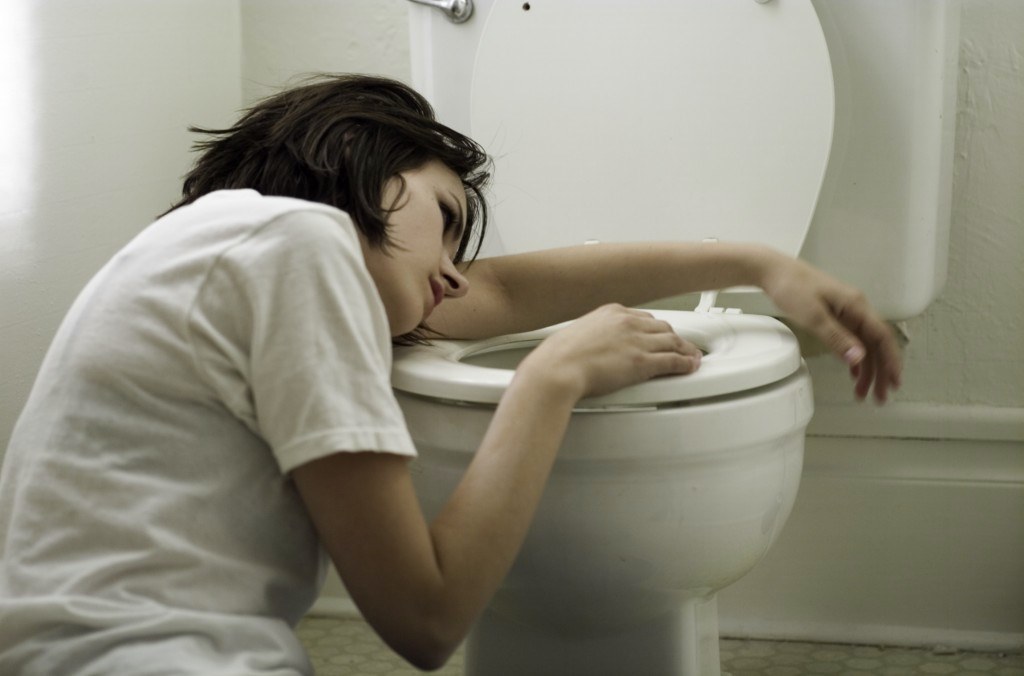 eine Frau in der Nähe der Toilette